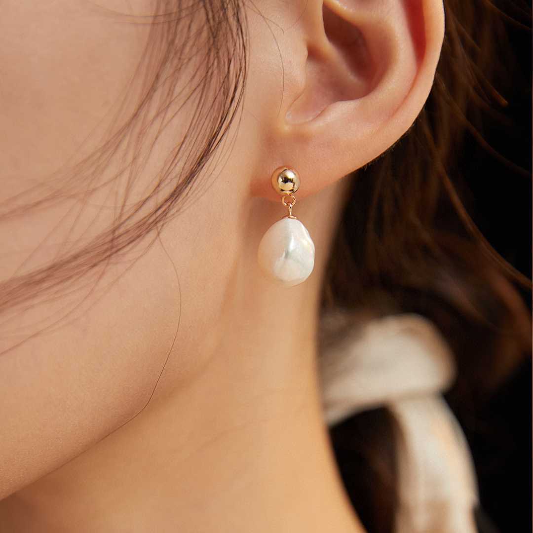 CLASSIC PEARL EARRING