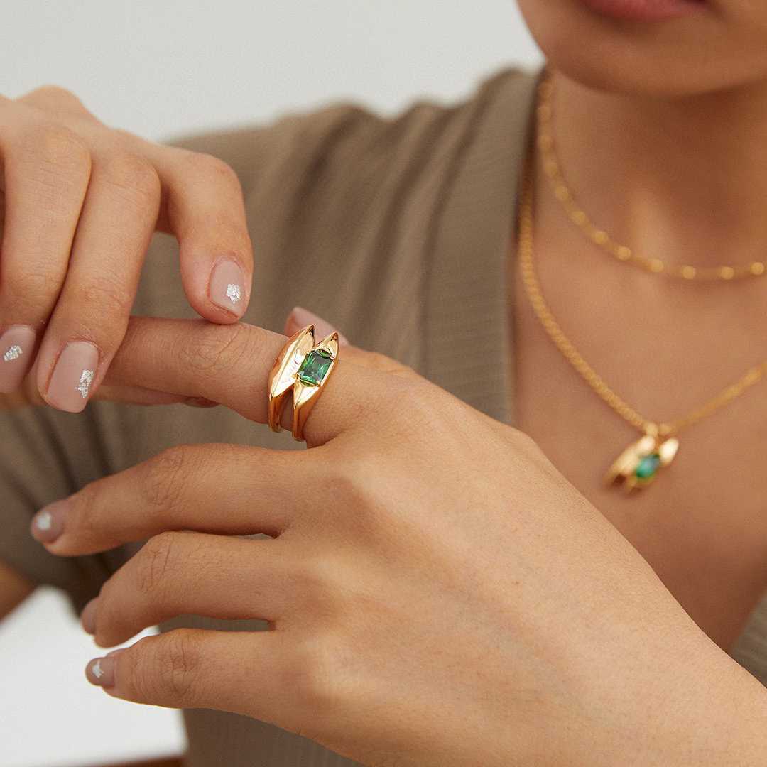 Sleek Silver Spindle Ring with Stone