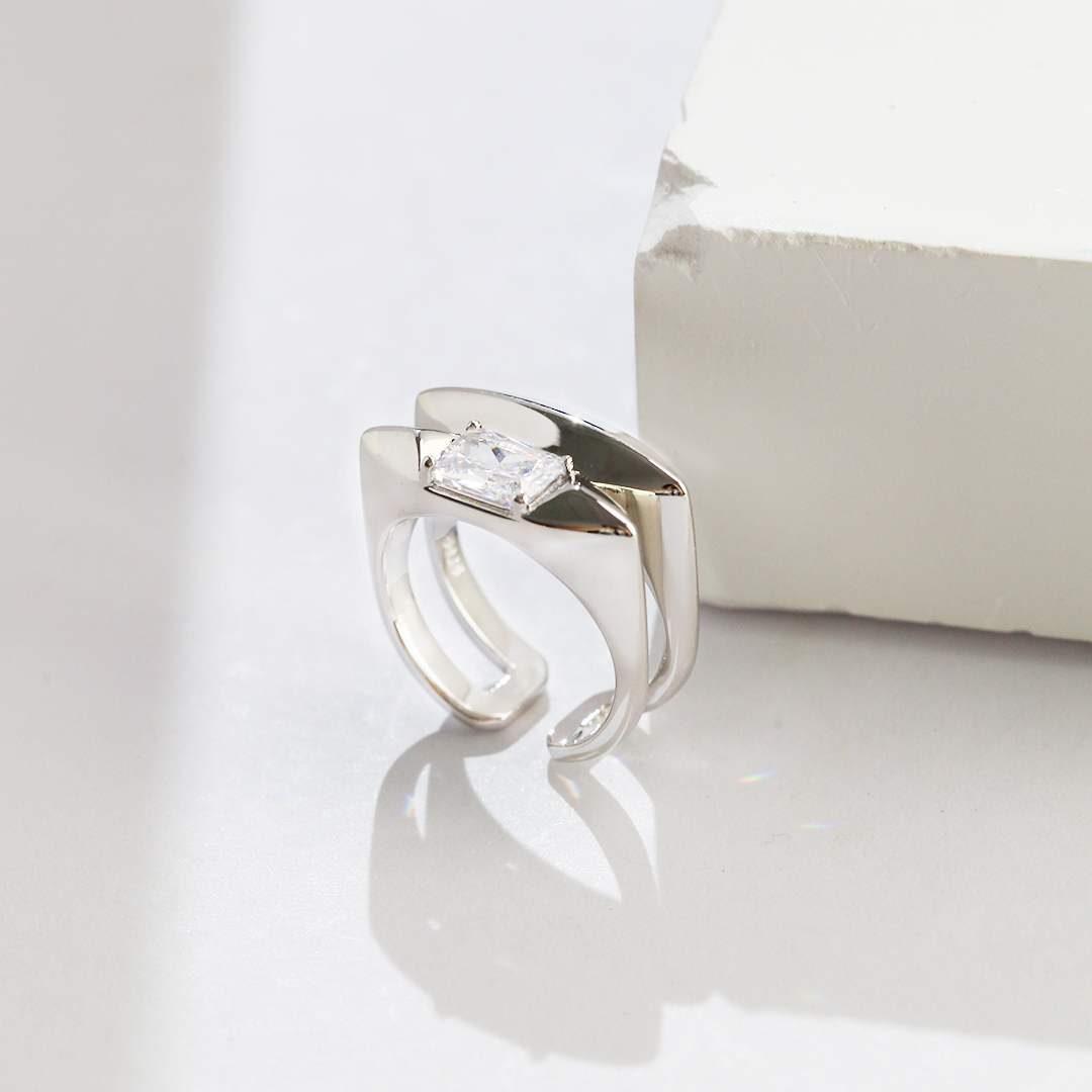 Sleek Silver Spindle Ring with Stone