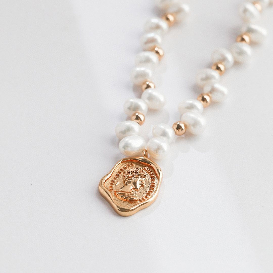 GRACEFUL QUEEN ELIZABETH PENDANT PEARL NECKLACE