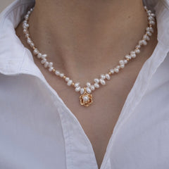 CAMELLIA PENDANT PEARL NECKLACE