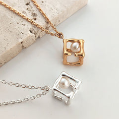 CUBE SHAPE PENDANT PEARL NECKLACE