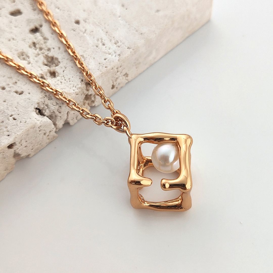 CUBE SHAPE PENDANT PEARL NECKLACE