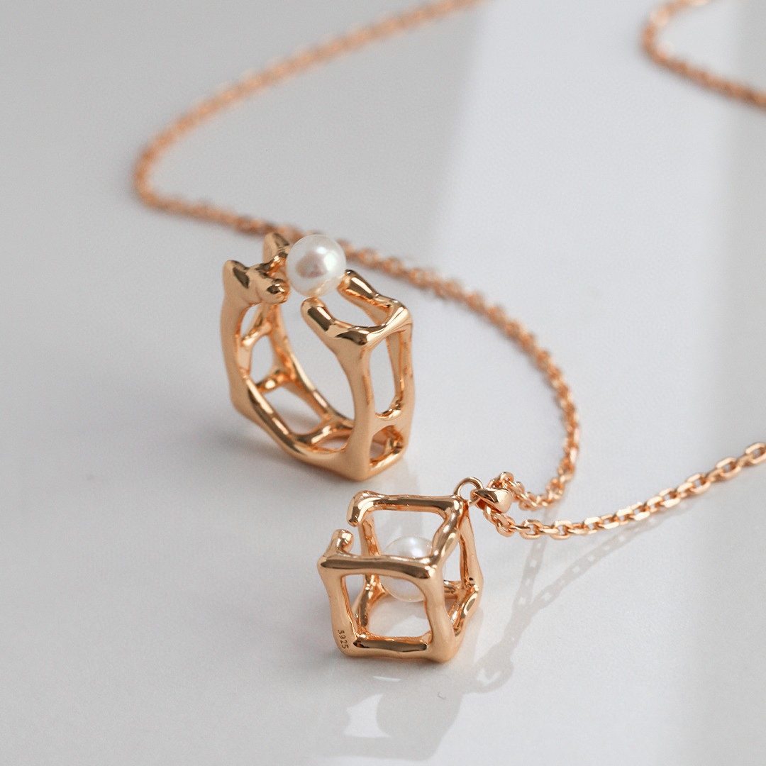 CUBE SHAPE PENDANT PEARL NECKLACE