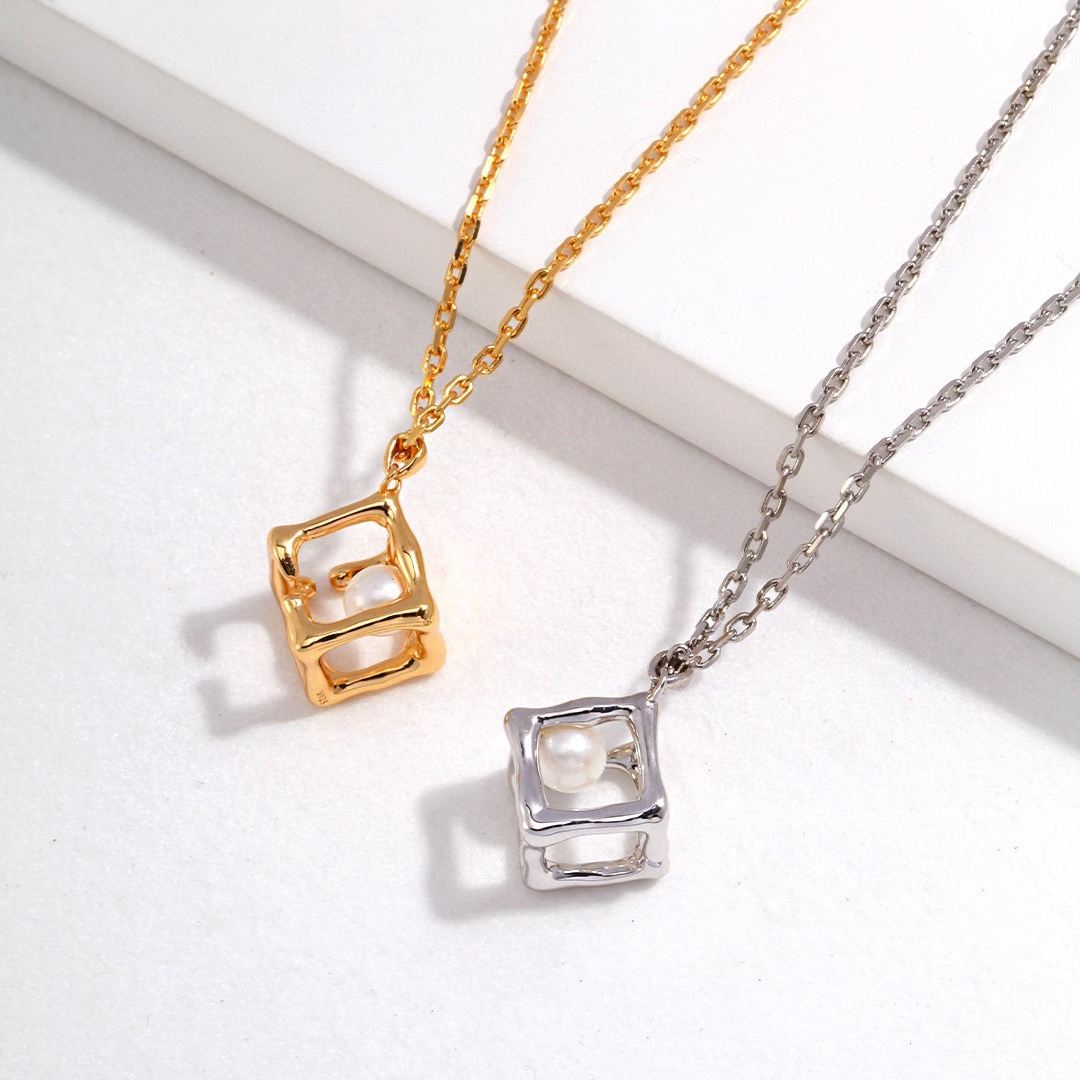 CUBE SHAPE PENDANT PEARL NECKLACE