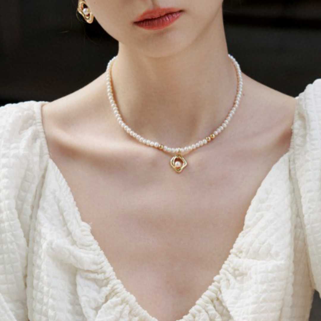 SOPHISTICATED PEARL NECKLACE