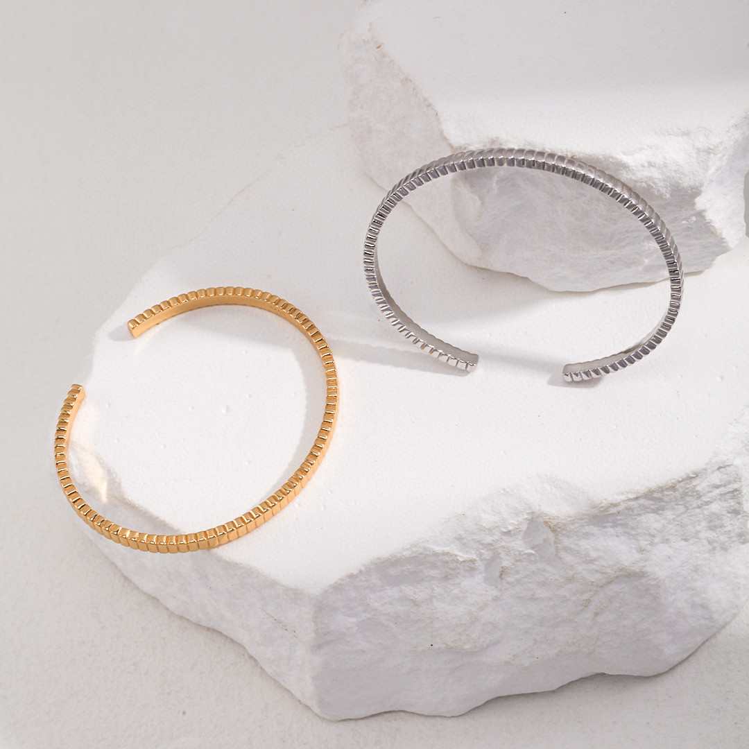 STERLING SILVER MINIMALIST BANGLE