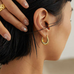 TWISETED HOOP EARRING