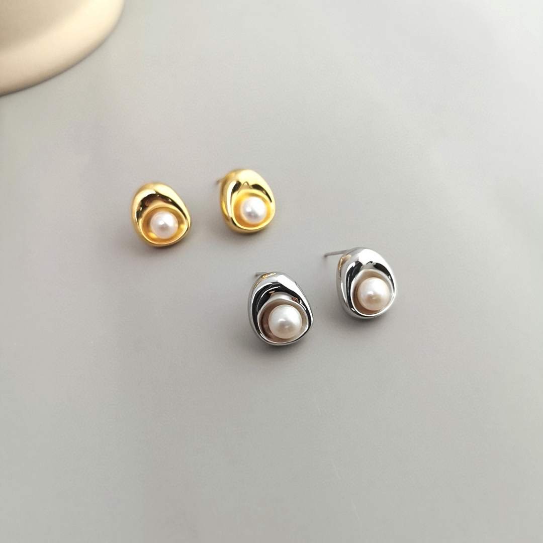 ANNA PEARL STUDS