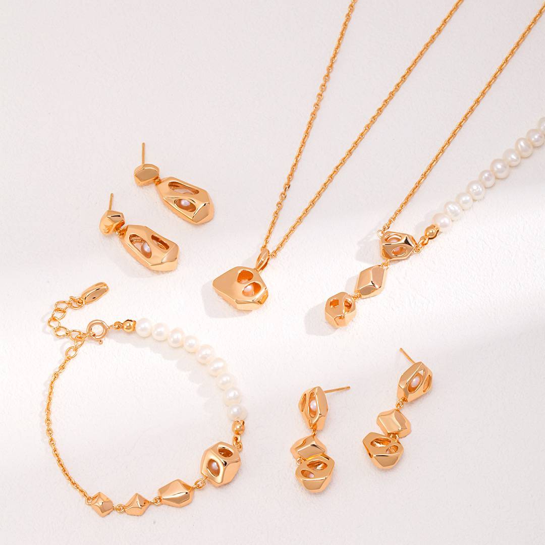 GOLDEN PEARL FUSION NECKLACE