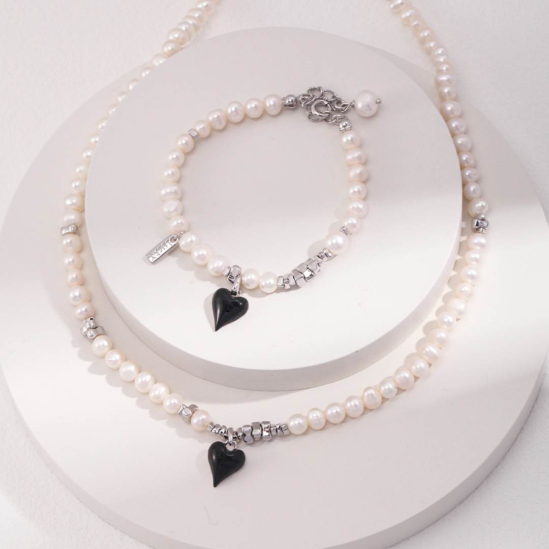 BLACK HEART PEARL NECKLACE